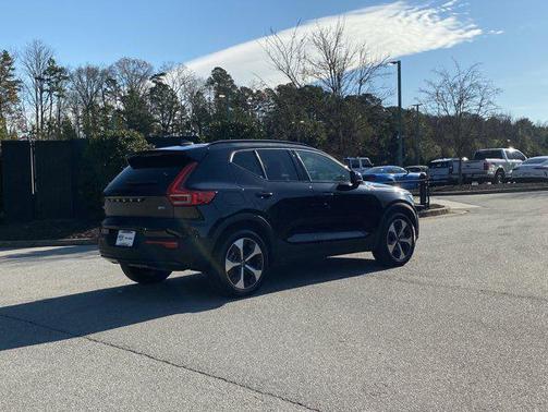 2025 Volvo XC40 B5 Plus Dark Theme