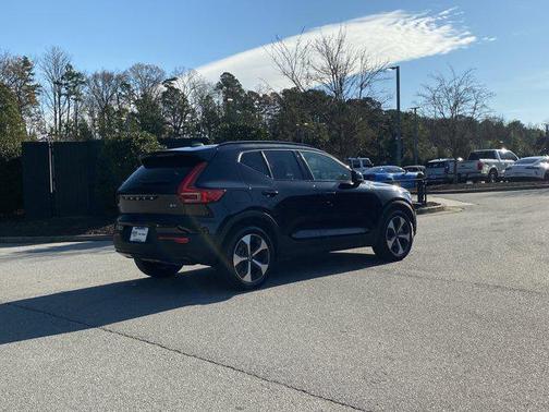 2025 Volvo XC40 B5 Plus Dark Theme