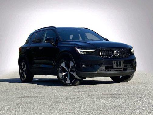 2025 Volvo XC40 B5 Plus Dark Theme