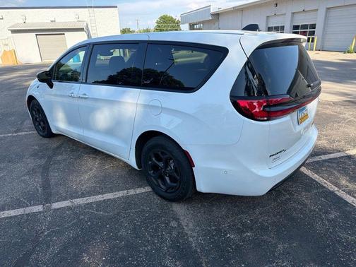 Bright White Clearcoat 2023 Chrysler Pacifica Hybrid Limited