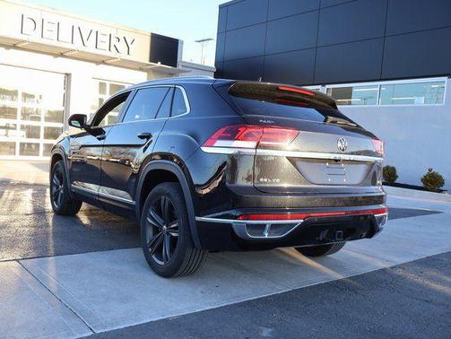 Deep Black Pearl 2022 Volkswagen Atlas Cross Sport 3.6L V6 SEL R-Line