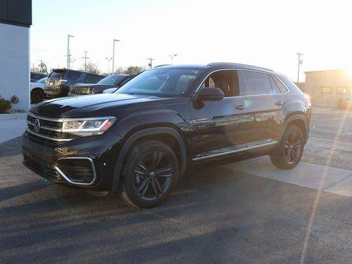Deep Black Pearl 2022 Volkswagen Atlas Cross Sport 3.6L V6 SEL R-Line