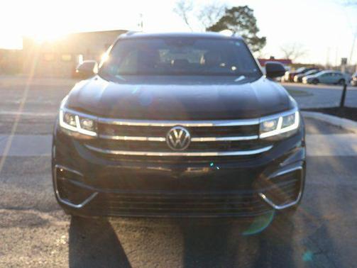 Deep Black Pearl 2022 Volkswagen Atlas Cross Sport 3.6L V6 SEL R-Line