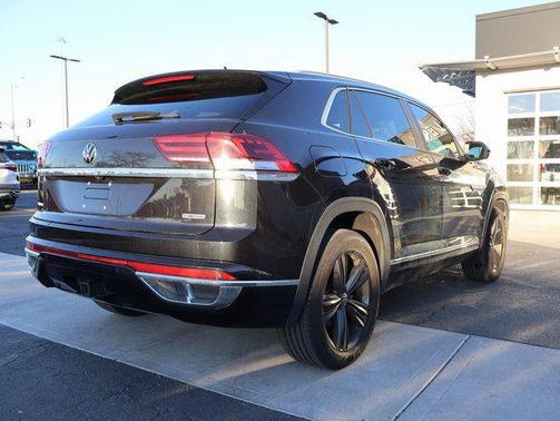 Deep Black Pearl 2022 Volkswagen Atlas Cross Sport 3.6L V6 SEL R-Line