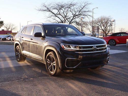 Deep Black Pearl 2022 Volkswagen Atlas Cross Sport 3.6L V6 SEL R-Line
