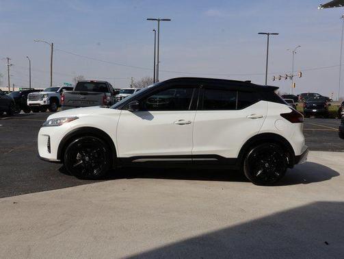 2022 Nissan Kicks SR