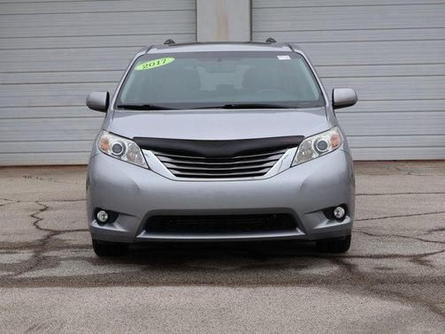Silver Sky Metallic 2017 Toyota Sienna XLE