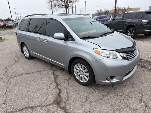 Silver Sky Metallic 2017 Toyota Sienna XLE