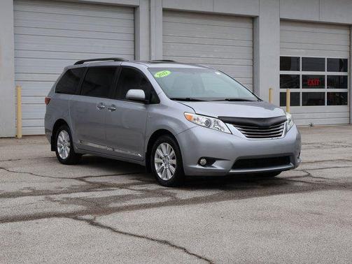 Silver Sky Metallic 2017 Toyota Sienna XLE