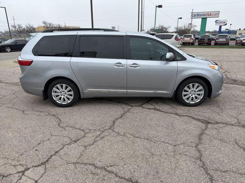Silver Sky Metallic 2017 Toyota Sienna XLE