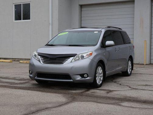 Silver Sky Metallic 2017 Toyota Sienna XLE