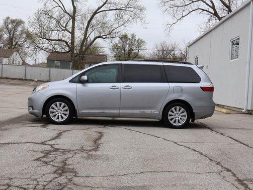 Silver Sky Metallic 2017 Toyota Sienna XLE