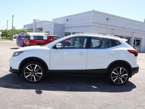 Glacier White 2017 Nissan Rogue Sport SL