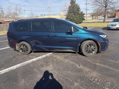 Fathom Blue Pearlcoat 2021 Chrysler Pacifica Touring L