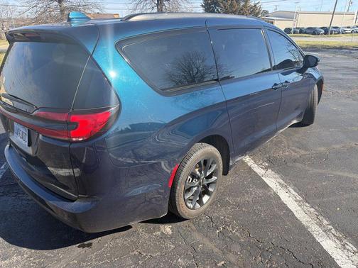 Fathom Blue Pearlcoat 2021 Chrysler Pacifica Touring L