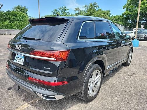 Mythos Black Metallic 2022 Audi Q7 55 Komfort