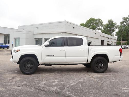 Super White 2019 Toyota Tacoma TRD Sport