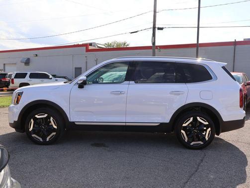Glacial White Pearl 2024 Kia Telluride S