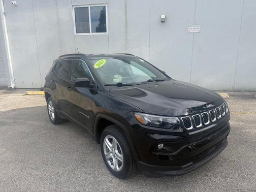 Diamond Black Crystal Pearlcoat 2023 Jeep Compass Latitude