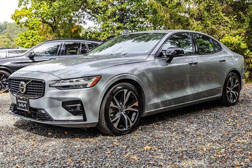 2024 Volvo S60 Plus Dark Theme