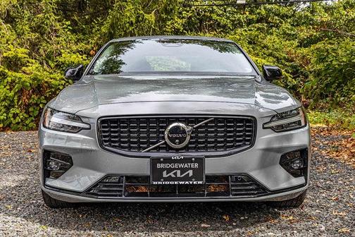 2024 Volvo S60 Plus Dark Theme