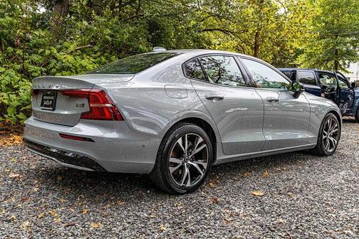 2024 Volvo S60 Plus Dark Theme