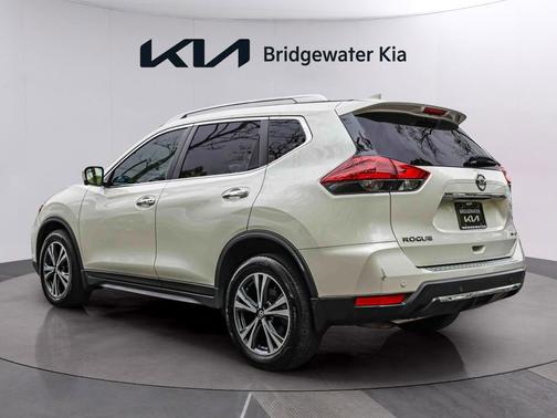 Pearl White Tricoat 2019 Nissan Rogue SV