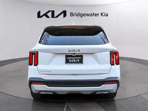 Glacial White Pearl 2024 Kia Sorento LX