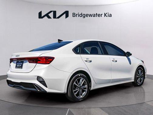 Snow White Pearl 2023 Kia Forte LXS