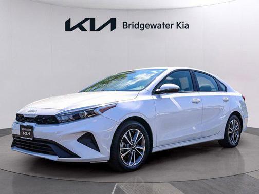 Snow White Pearl 2023 Kia Forte LXS