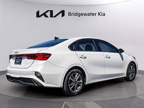 Snow White Pearl 2023 Kia Forte LXS