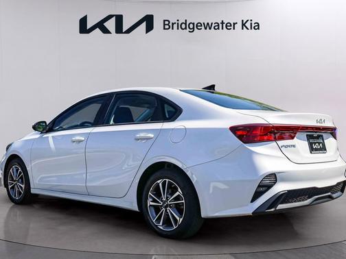 Snow White Pearl 2023 Kia Forte LXS