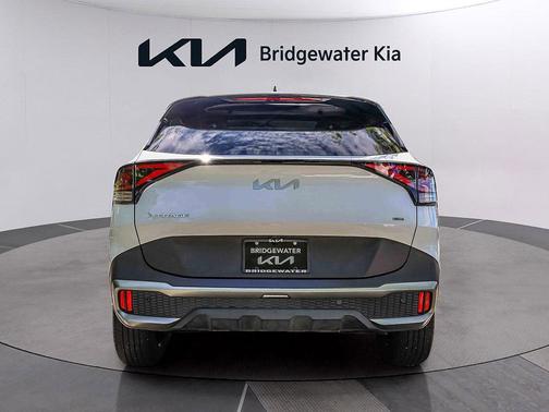 Glacial White Pearl 2023 Kia Sportage X-Line