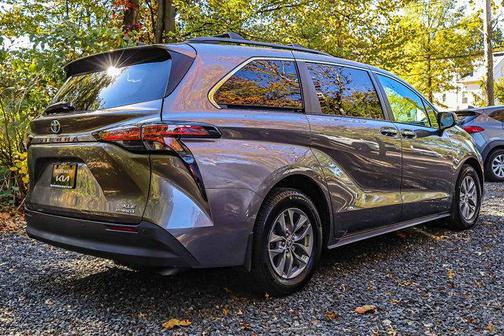 2021 Toyota Sienna XLE 8 Passenger