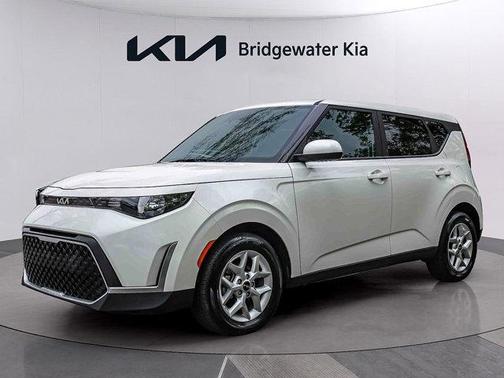White 2025 Kia Soul LX