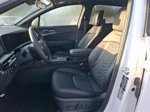 Glacial White Pearl 2026 Kia Sportage X-Line