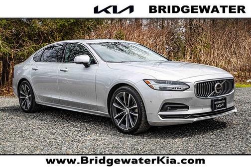 2022 Volvo S90 Momentum