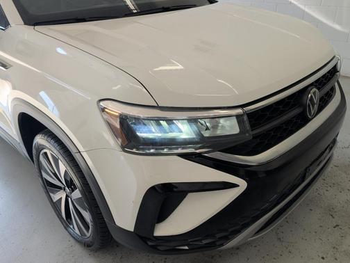 Pure White 2024 Volkswagen Taos 1.5T SE