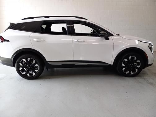 Glacial White Pearl 2023 Kia Sportage X-Line