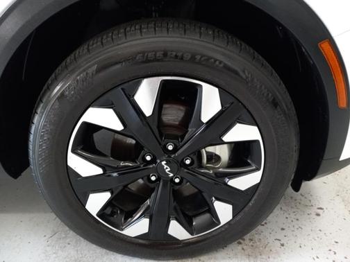 Glacial White Pearl 2023 Kia Sportage X-Line