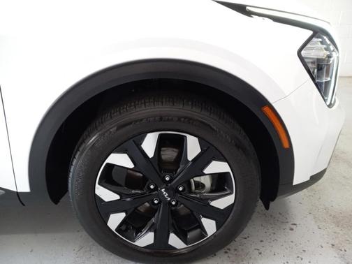 Glacial White Pearl 2023 Kia Sportage X-Line