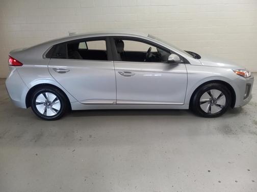 2022 Hyundai IONIQ Hybrid SE