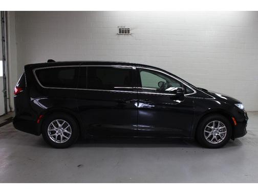 2023 Chrysler Pacifica Touring-L
