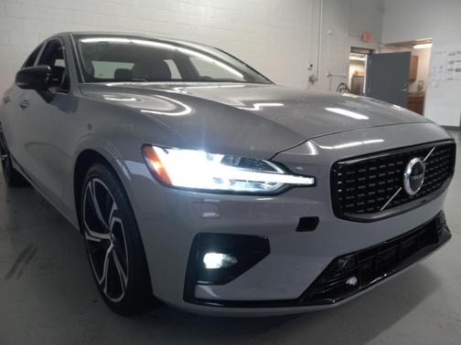 2024 Volvo S60 B5 Core Dark Theme