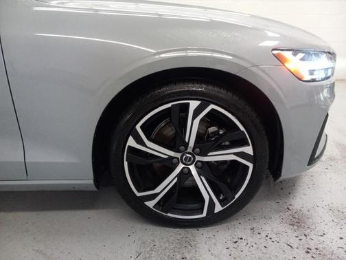 2024 Volvo S60 B5 Core Dark Theme