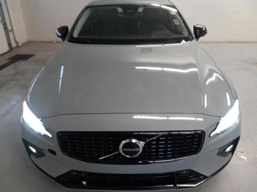 2024 Volvo S60 B5 Core Dark Theme