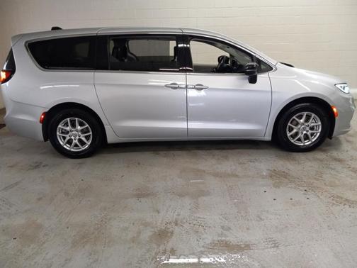 2024 Chrysler Pacifica Touring-L