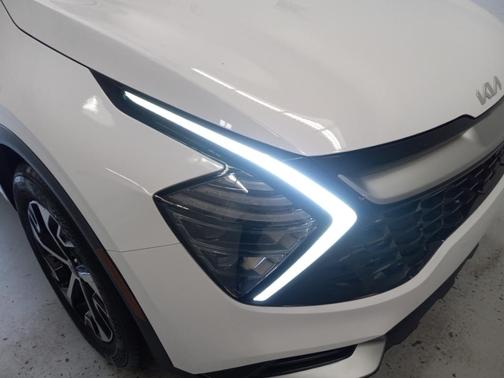 Glacial White Pearl 2024 Kia Sportage EX