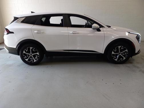 Glacial White Pearl 2024 Kia Sportage EX