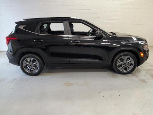 Fusion Orange 2024 Kia Seltos S